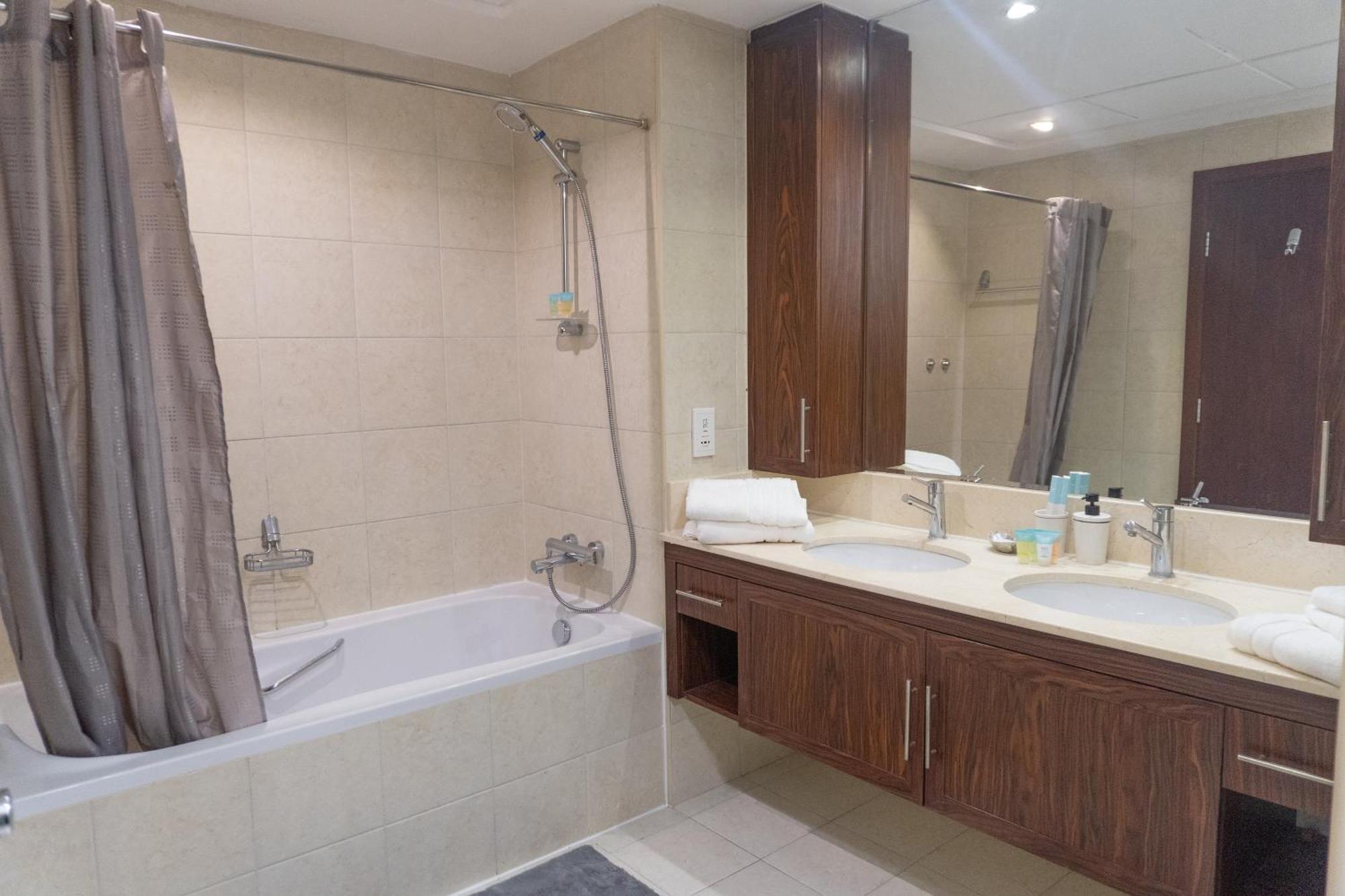 Downtown Oasis, Burj Khalifa Views, Luxury Amenities Lägenhet Dubai Exteriör bild